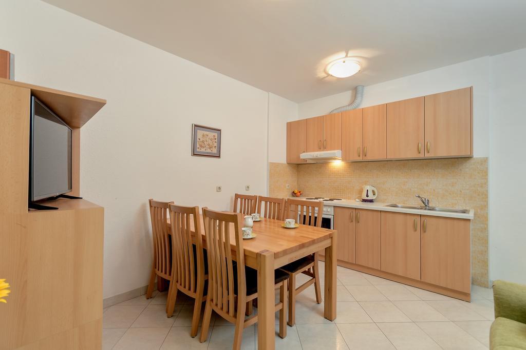 Beach Resort Apartments Bucina Baska Voda Luaran gambar